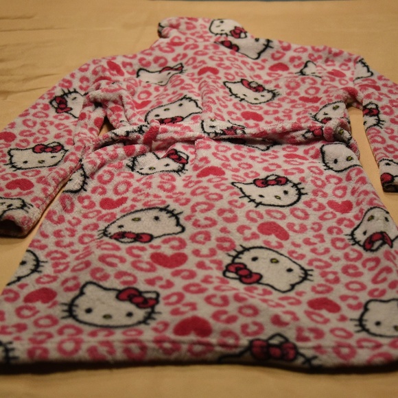 Hello Kitty Fuzzy Robe - Picture 2 of 3